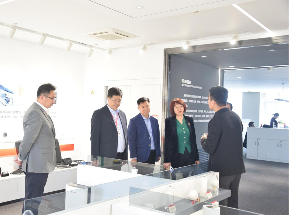 山東省青島第二衛(wèi)生學校領導一行到聯(lián)橋集團考察