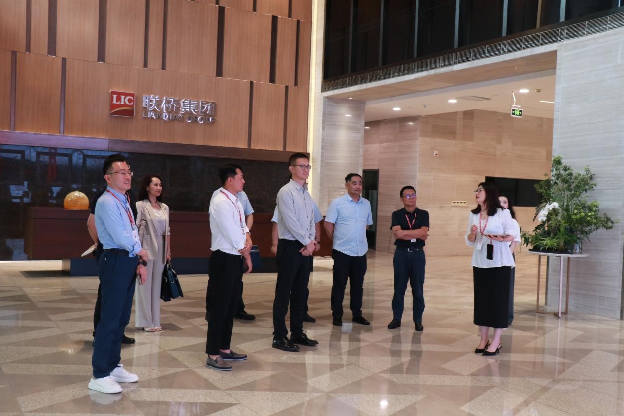 中國(guó)信保山東分公司司黨委書(shū)記、總經(jīng)理魏廣遠(yuǎn)來(lái)聯(lián)橋集團(tuán)調(diào)研