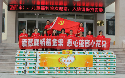 愛載聯(lián)橋黃金果，悉心蘊育小花朵