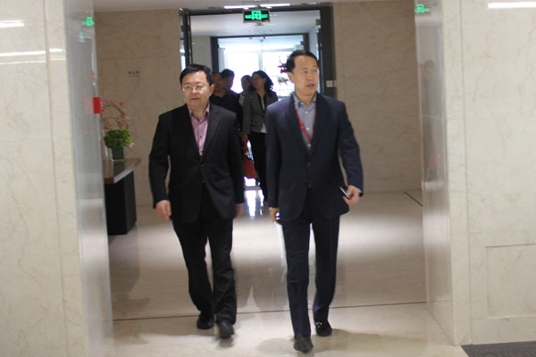 山東大學(威海)黨委書記仝興華一行來聯(lián)橋集團參觀考察