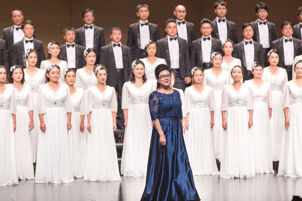 聯(lián)橋藍色暢想合唱團在威海市紀念中國工農(nóng)紅軍長征勝利80周年合唱音樂會傾情演唱(圖3)