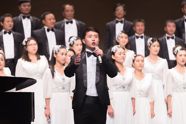 聯(lián)橋藍色暢想合唱團在威海市紀念中國工農(nóng)紅軍長征勝利80周年合唱音樂會傾情演唱(圖5)