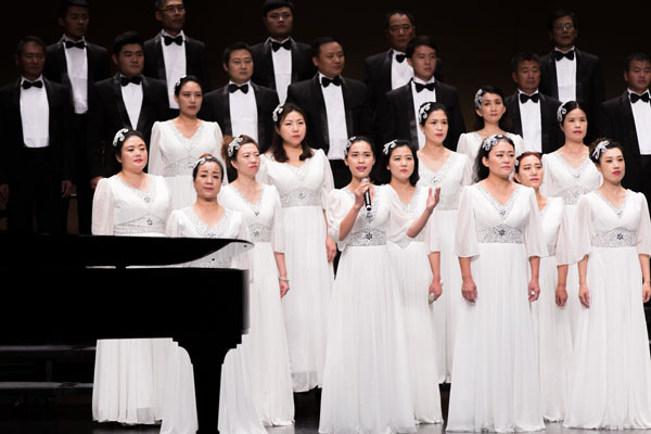 聯(lián)橋藍色暢想合唱團在威海市紀念中國工農(nóng)紅軍長征勝利80周年合唱音樂會傾情演唱(圖6)