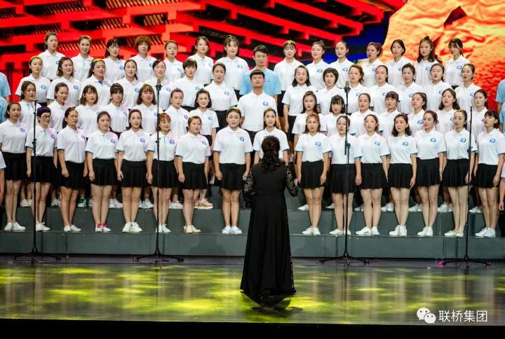 聯(lián)橋藍(lán)色暢想合唱團(tuán)榮獲“喜迎十九大·地級威海市成立三十周年全市職工大合唱”一等獎(圖3) 聯(lián)橋藍(lán)色暢想合唱團(tuán)榮獲“喜迎十九大·地級威海市成立三十周年全市職工大合唱”一等獎(圖3)