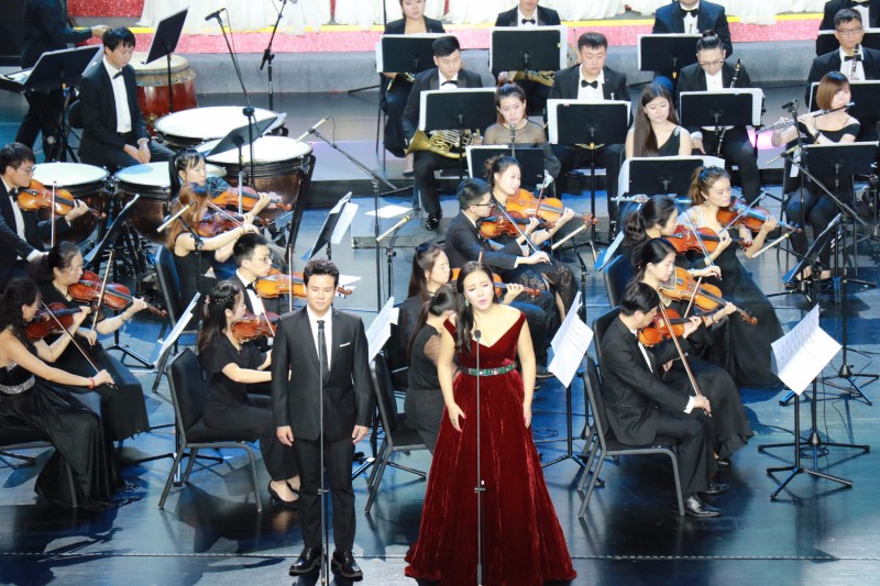 聯(lián)橋藍(lán)色暢想合唱團(tuán)在“威海市成立三十周年交響合唱音樂會”壓軸演唱(圖3) 聯(lián)橋藍(lán)色暢想合唱團(tuán)在“威海市成立三十周年交響合唱音樂會”壓軸演唱(圖3)